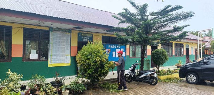 Dedikasi Tanpa Batas: Meski Diguyur Hujan, Pak Eko Widodo Tetap Semangat Hijaukan Lingkungan MTsN 2 Bungo