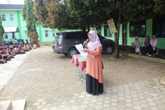 Waka Kesiswaan MTsN 2 Bungo Umumkan Juara Class Meeting