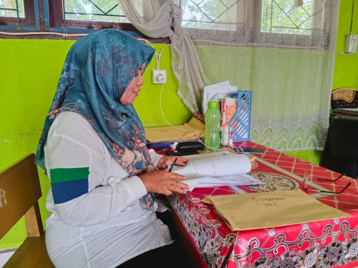 Hari Terakhir ASAT 2025/2026: Guru Bahasa Indonesia MTsN 1 Bungo Gerak Cepat Koreksi Lembar Jawaban Siswa Hari Terakhir ASAT 2025/2026: Guru Bahasa Indonesia MTsN 1 Bungo Gerak Cepat Koreksi Lembar Jawaban Siswa