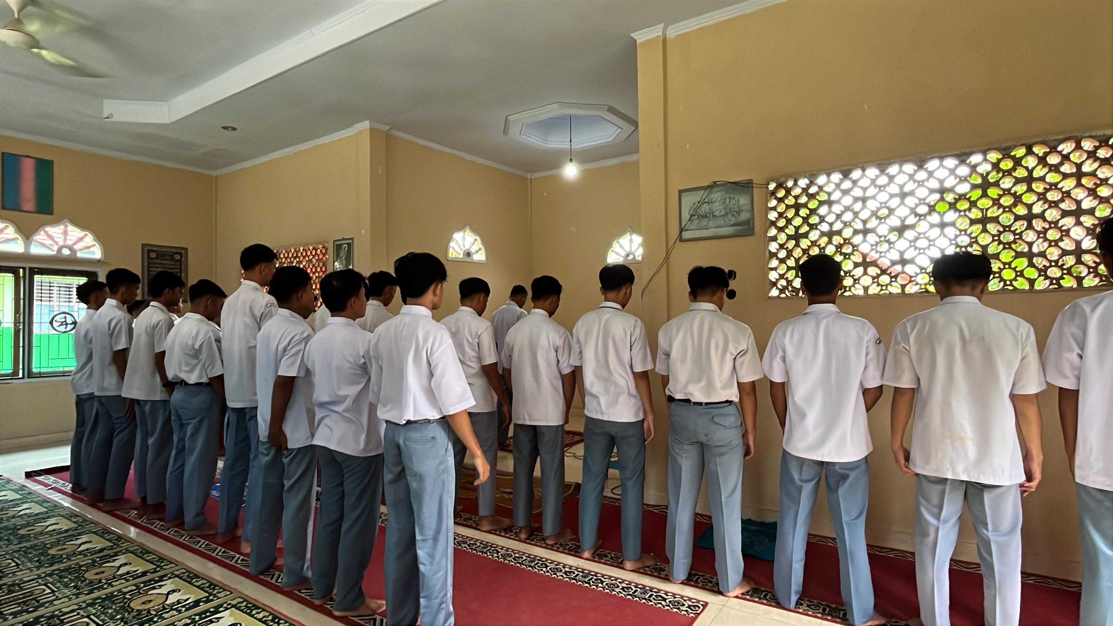 Tanamkan Pembiasaan Positif MAN 2 Bungo Rutinkan Sholat Dhuha di Madrasah Tanamkan Pembiasaan Positif MAN 2 Bungo Rutinkan Sholat Dhuha di Madrasah