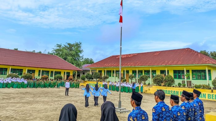 Mahasiswa PPLK Jadi Petugas Upacara Kesaktian Pancasila di MIN 4 Tebo