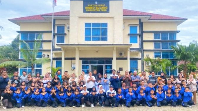 Siswa MIN 4 Tebo Ikuti Pelepasan Kontingen Kwarran Rimbo Bujang pada Jambore Cabang Tebo