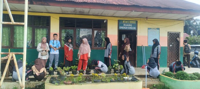 Sambut Libur Lebaran, Anggota PMI MTsN 2 Bungo Percantik Lingkungan Ruang UKS