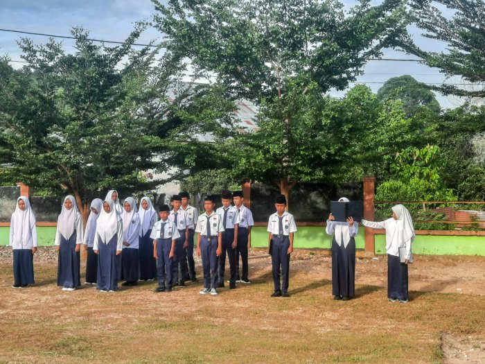 Zahra Ramadani Bacakan UUD 1945 dengan Lantang di Upacara Hari Pahlawan MTsN 1 Bungo Zahra Ramadani Bacakan UUD 1945 dengan Lantang di Upacara Hari Pahlawan MTsN 1 Bungo