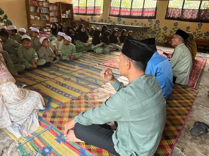 Awali Hari dengan Keberkahan, Keluarga Besar MIN 1 Muaro Jambi Khidmat Laksanakan Pembacaan Surah Yasin dan Doa Bersama