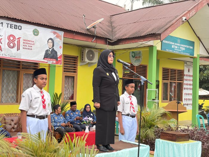 KEMBAR GIBRAN & GIBRAL MTsN 1 TEBO TAMPIL BERBEDA DI UPACARA HUT RI KE-81