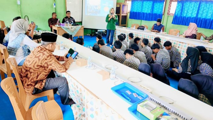 FIF Group Tanjab Barat Menggandeng Penyuluh Pertanian Kenalkan Hidroponik
