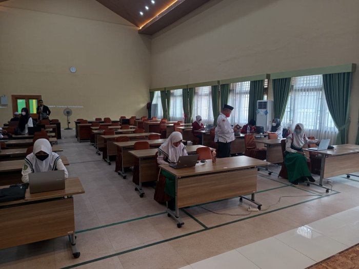 Serius dan Penuh Fokus, Tim OMI Matematika Terpadu MTsN 1 Batang Hari Berlaga di Aula Kemenag Batang Hari