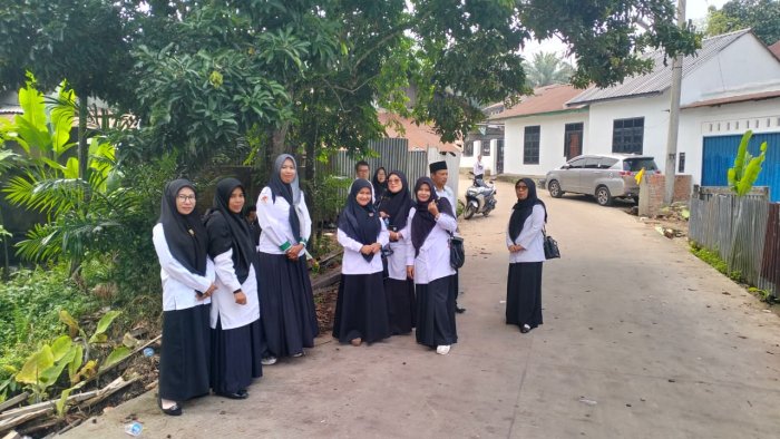 Wujud Empati, Guru dan Staf TU MTsN 1 Batang Hari Takziah ke Rumah Duka di Mestong