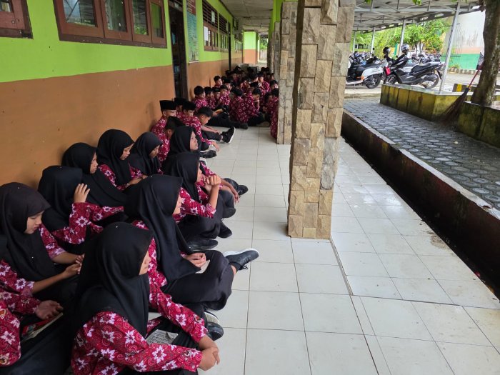 Semangat Tak Surut di Tengah Hujan, Pengajian Pagi MTsN 1 Bungo Tetap Khidmat dan Inspiratif Semangat Tak Surut di Tengah Hujan, Pengajian Pagi MTsN 1 Bungo Tetap Khidmat dan Inspiratif