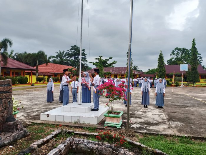 Upacara Bendera di Madrasah Aliyah Negeri (MAN) 2 Tekankan Pentingnya Ekstrakurikuler Upacara Bendera di Madrasah Aliyah Negeri (MAN) 2 Tekankan Pentingnya Ekstrakurikuler