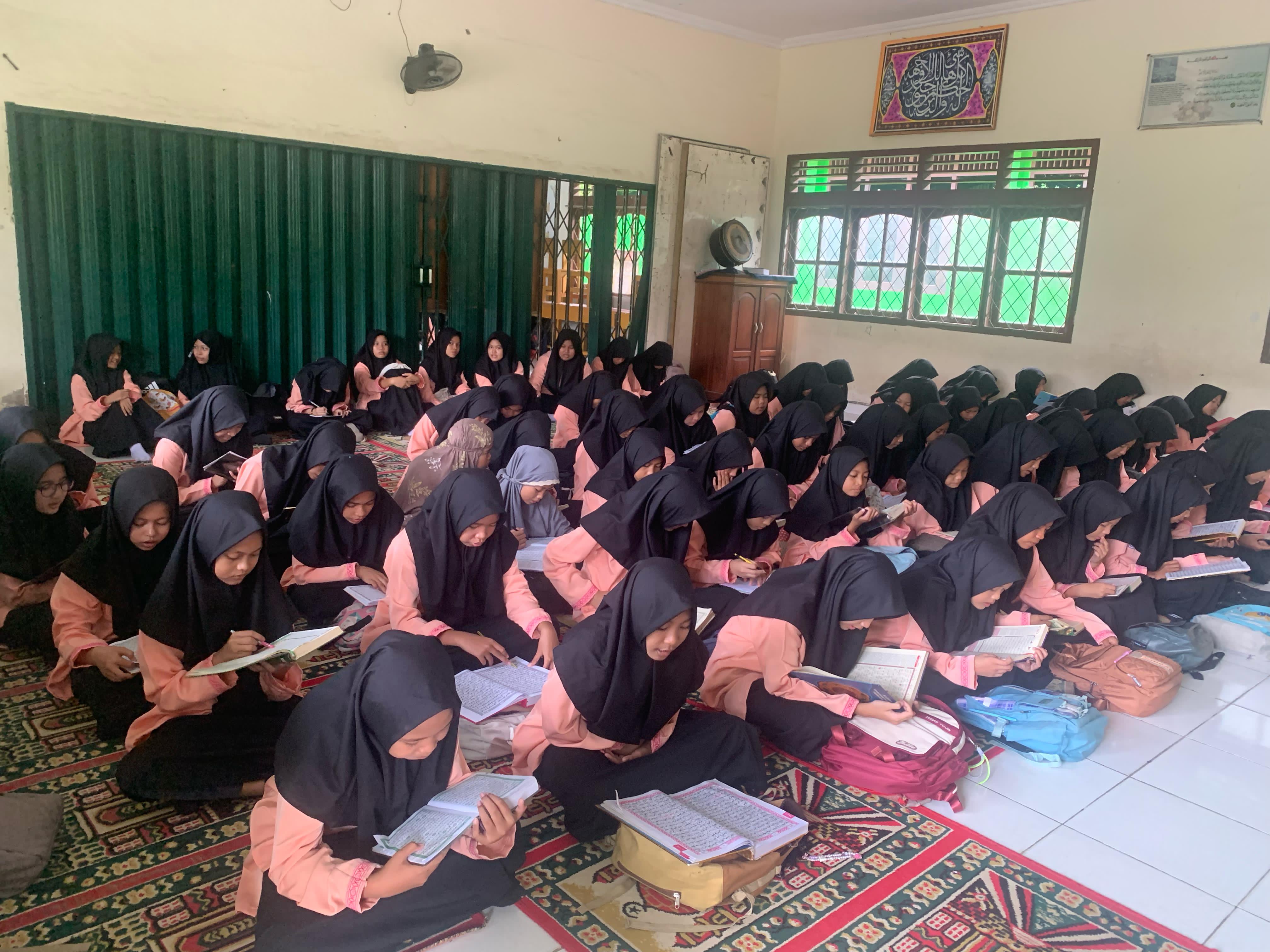 MTs Negeri 1 Jambi Sukses Adakan Tadarus Al-Qur'an, Perkuat Iman dan Kebersamaan MTs Negeri 1 Jambi Sukses Adakan Tadarus Al-Qur'an, Perkuat Iman dan Kebersamaan