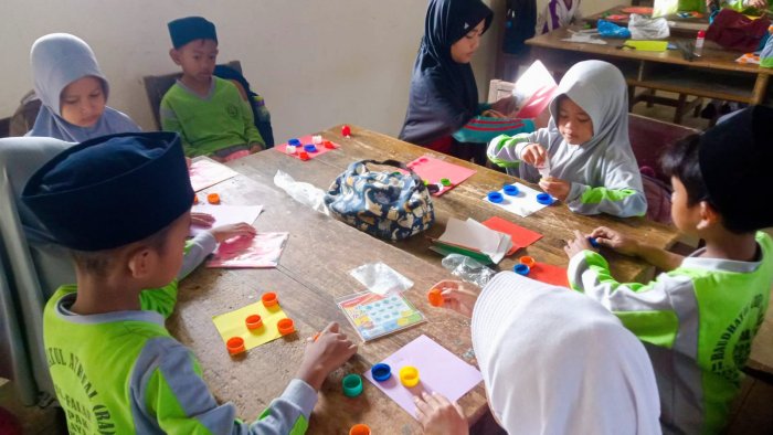 Proyek Hiasan Kelas 1B MIN 4 Tebo Kreasikan Tutup Botol dan Kertas Warna