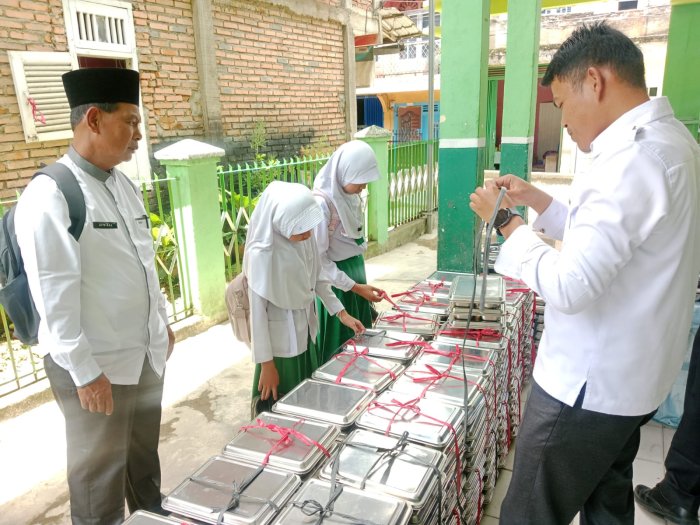 Pastikan Kualitas dan Kelancaran, Kepala MIN 3 Kerinci Pantau Langsung Program MBG Hingga Tuntas Pastikan Kualitas dan Kelancaran, Kepala MIN 3 Kerinci Pantau Langsung Program MBG Hingga Tuntas