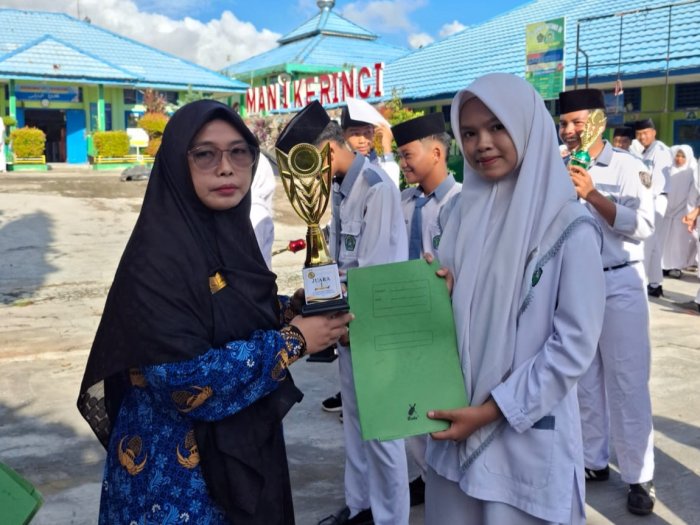 Peringatan Hardiknas di MAN 1 Kerinci Berlangsung Khidmat, Siswa Berprestasi Terima Penghargaan Peringatan Hardiknas di MAN 1 Kerinci Berlangsung Khidmat, Siswa Berprestasi Terima Penghargaan