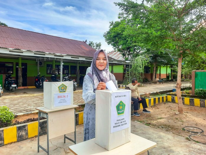 Perkuat Budaya Demokrasi, Ka. Ur TU dan Jajarannya Antusias Ikuti PILKASIM 2025 MTsN 1 Bungo Perkuat Budaya Demokrasi, Ka. Ur TU dan Jajarannya Antusias Ikuti PILKASIM 2025 MTsN 1 Bungo