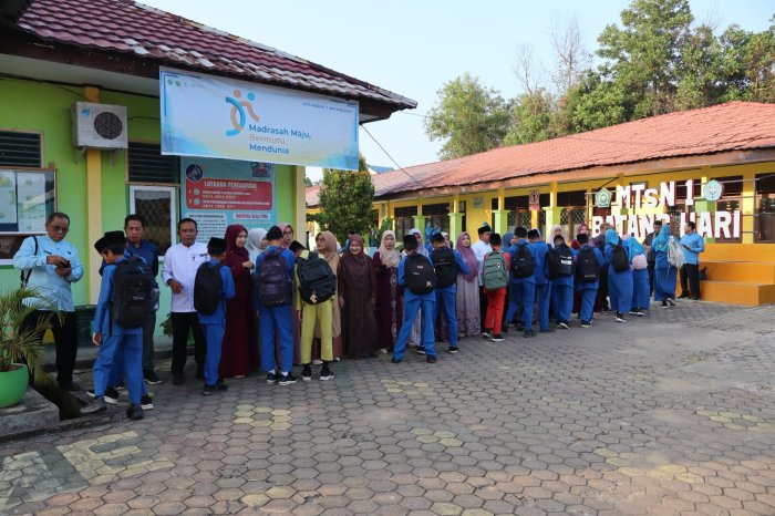 Sambut Pagi dengan Senyum, Kepala dan Kaur TU MTsN 1 Batang Hari Konsisten Gaungkan Budaya 5S di Gerbang Madrasah