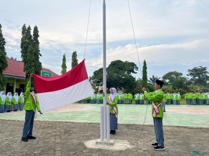 Upacara Senin Pagi di MAN 2 Bungo Tekankan Pentingnya Iman dan Taqwa Upacara Senin Pagi di MAN 2 Bungo Tekankan Pentingnya Iman dan Taqwa