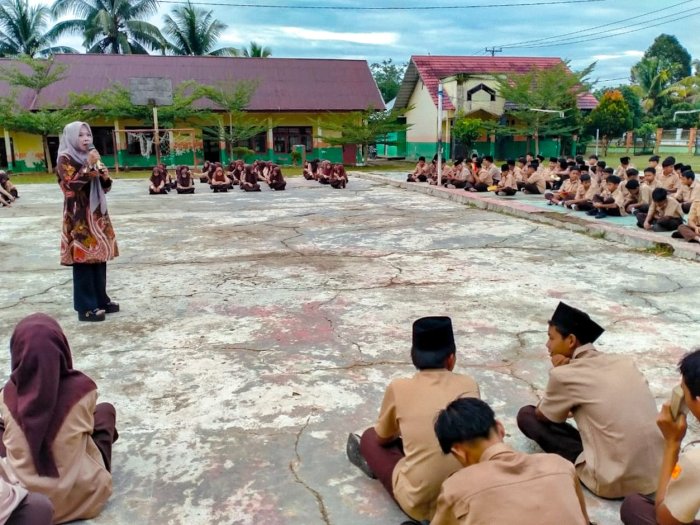 Usai Pembiasaan Pagi, Evi Guswanti S.Pd.I., Ingatkan Siswa MTsN 1 Bungo Soal Panjang Pendek Bacaan Al-Quran Usai Pembiasaan Pagi, Evi Guswanti S.Pd.I., Ingatkan Siswa MTsN 1 Bungo Soal Panjang Pendek Bacaan Al-Quran