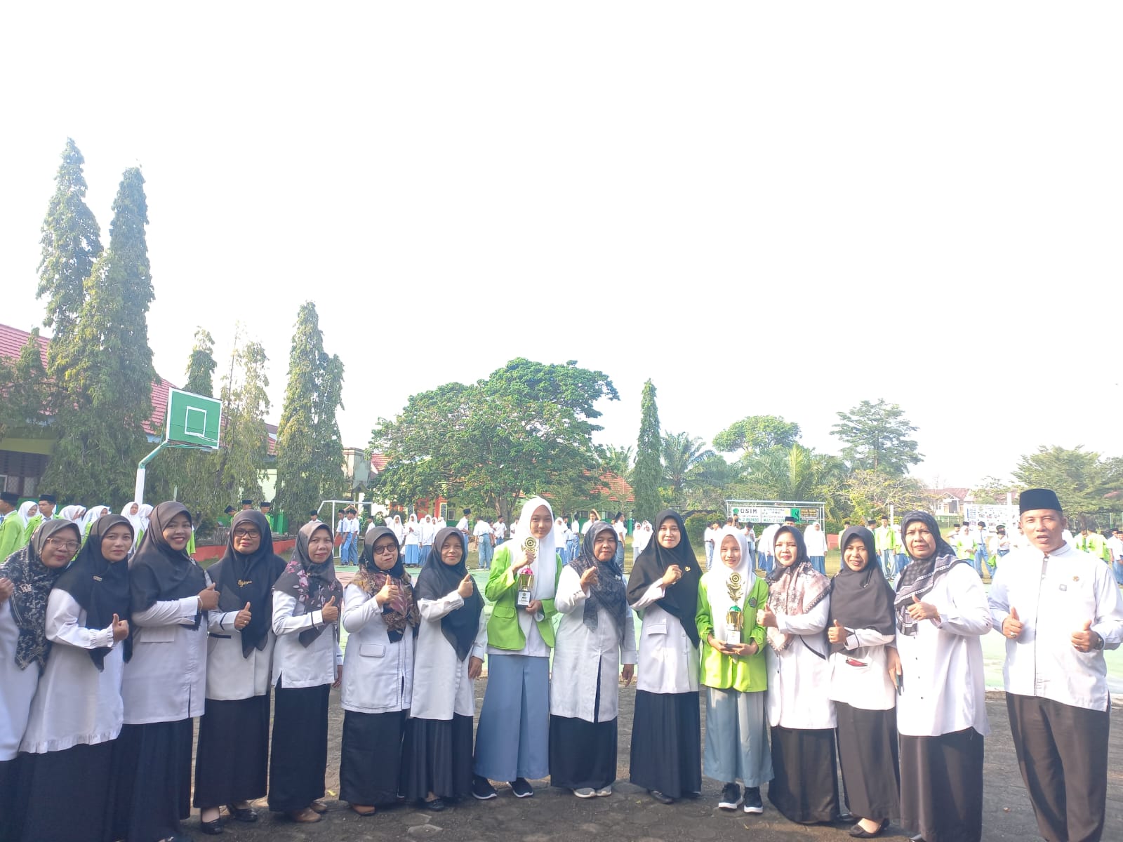 PENYERAHAN PIALA KSM DARI SISWA KE MAN 2 BUNGO PENYERAHAN PIALA KSM DARI SISWA KE MAN 2 BUNGO