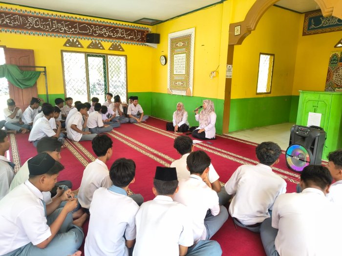 Wakakur dan Guru BK Motivasi Siswa XII Lewat Sosialisasi TKA di MAN 2 Tebo
