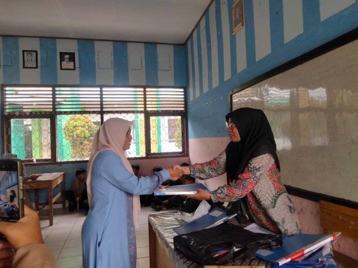 Sinergi Wali Kelas dan Orang Tua Menguatkan Pendidikan Berkualitas di MTsN 1 Bungo Sinergi Wali Kelas dan Orang Tua Menguatkan Pendidikan Berkualitas di MTsN 1 Bungo