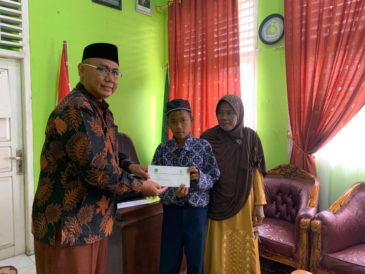 KEPALA MADRASAH DISTRIBUSIKAN BEASISWA KURANG MAMPU UNTUK EMPAT SISWA KEPALA MADRASAH DISTRIBUSIKAN BEASISWA KURANG MAMPU UNTUK EMPAT SISWA