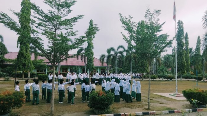 MIN 3 Tebo Awali Hari dengan Pembiasaan Bacaan Surat Pendek di Halaman Madrasah MIN 3 Tebo Awali Hari dengan Pembiasaan Bacaan Surat Pendek di Halaman Madrasah