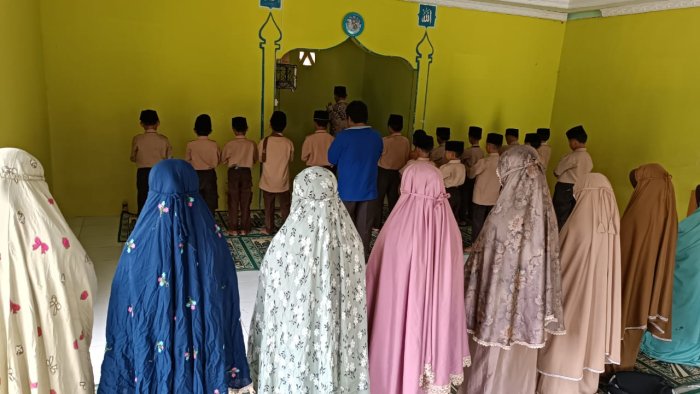 Ada Nilai Keteladanan yang Ditunjukkan Guru MIN 4 Tebo Setiap Shalat Dzuhur Berjamaah Ada Nilai Keteladanan yang Ditunjukkan Guru MIN 4 Tebo Setiap Shalat Dzuhur Berjamaah