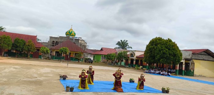 Siswa MTsN 2 Bungo Tampilkan Tari Persembahan sebagai Pembuka Acara HGN Siswa MTsN 2 Bungo Tampilkan Tari Persembahan sebagai Pembuka Acara HGN