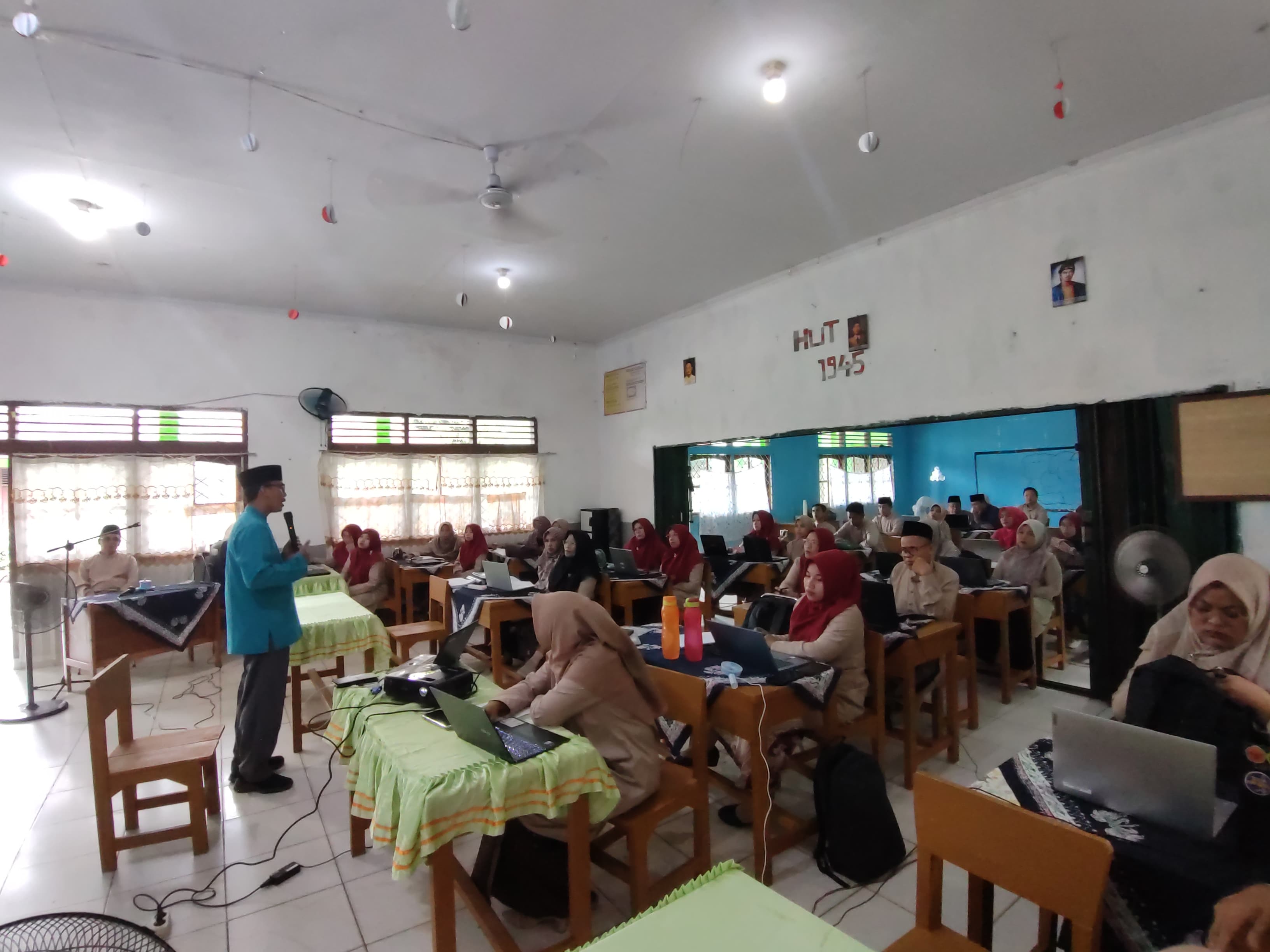 Tetap Semangat, Pendidik MTs N 1 Kota Jambi Ikuti Bimtek IKM Sesi Kedua Tetap Semangat, Pendidik MTs N 1 Kota Jambi Ikuti Bimtek IKM Sesi Kedua