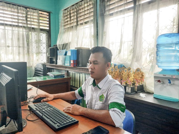 Sigap dan Profesional! Operator RDM MTsN 1 Bungo Matangkan Persiapan Aplikasi demi Kelancaran Penilaian Guru Sigap dan Profesional! Operator RDM MTsN 1 Bungo Matangkan Persiapan Aplikasi demi Kelancaran Penilaian Guru