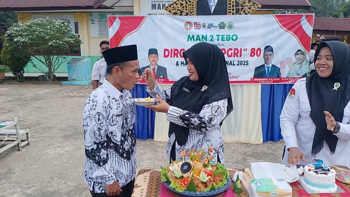 Kepala MAN 2 Tebo Potong Nasi Tumpeng, Beri Penghormatan Dan Apresiasi Kepada Guru Kepala MAN 2 Tebo Potong Nasi Tumpeng, Beri Penghormatan Dan Apresiasi Kepada Guru