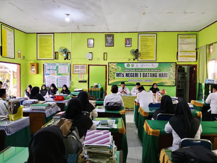 Rapat Strategis: Kepala MTsN 1 Batang Hari Pacu Kesiapan Guru Sambut HUT RI ke-81 dan MBG