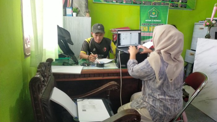 Persiapan Kelulusan, Tim Administrasi MTsN 2 Bungo Kebut Proses Pencetakan SKL Kelas IX