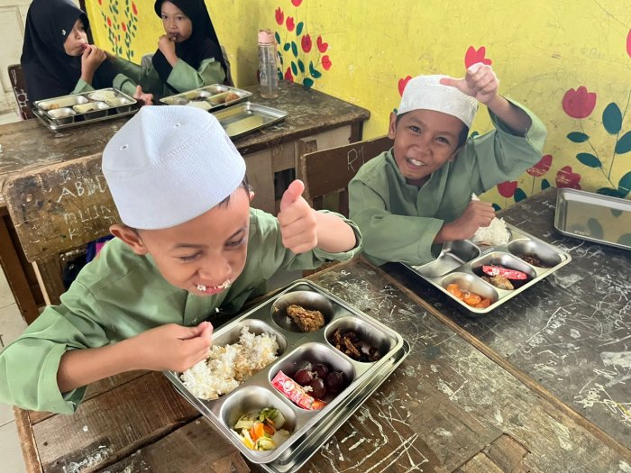 Potret Keceriaan Siswa Siswi MIN 1 Muaro Jambi Saat Terima Makan Siang Gratis Presiden.