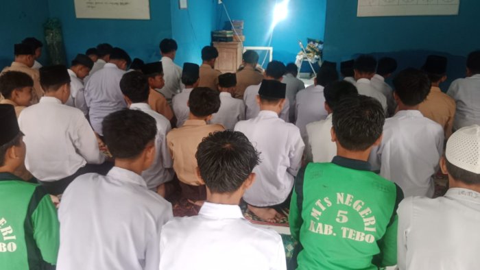 Bangun Karakter Islami, Siswa MTsN 5 Tebo Rutin Salat Dhuha Sebelum KBM Bangun Karakter Islami, Siswa MTsN 5 Tebo Rutin Salat Dhuha Sebelum KBM
