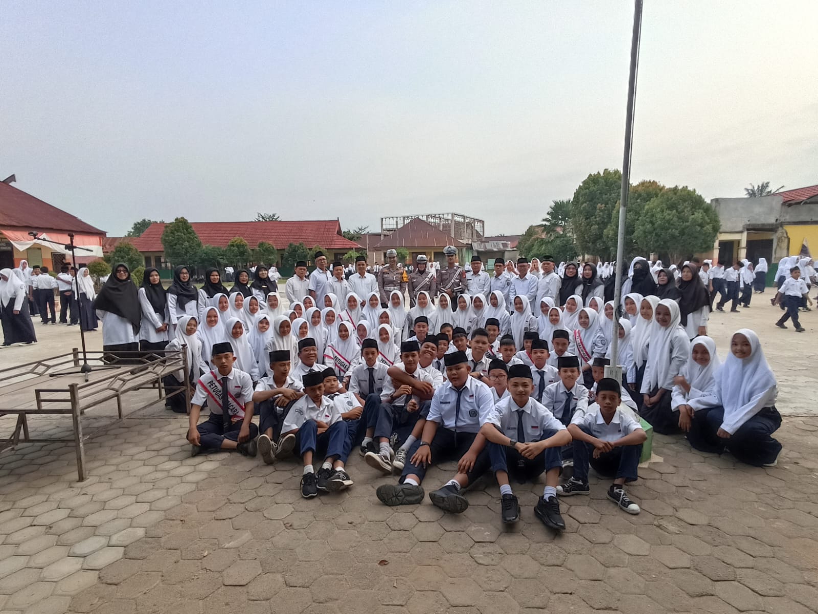 UPACARA DI MTsN 2 BUNGO KANIT REGIDENT SATLANTAS POLRES BUNGO HADIR SEBAGAI PENBICARA UPACARA DI MTsN 2 BUNGO KANIT REGIDENT SATLANTAS POLRES BUNGO HADIR SEBAGAI PENBICARA
