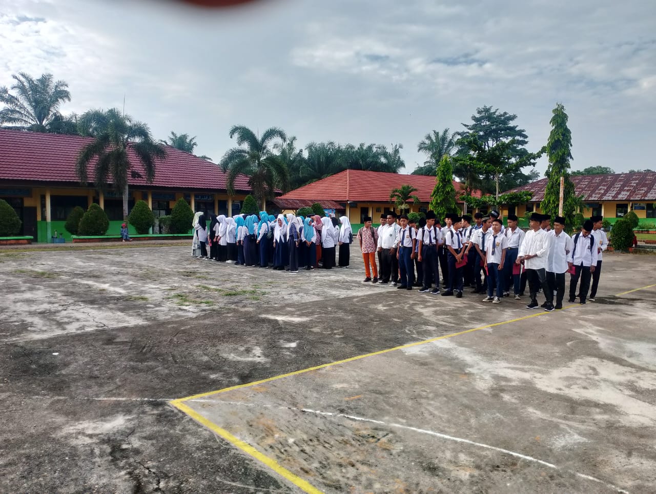 ANTUSIAS CALON PESERTA DIDIK BARU MAN 2 TEBO MENGIKUTI TES PPDBM TAHUN PELAJARAN 2025/2026 ANTUSIAS CALON PESERTA DIDIK BARU MAN 2 TEBO MENGIKUTI TES PPDBM TAHUN PELAJARAN 2025/2026