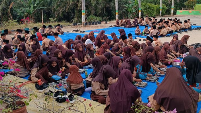 Usai Pembiasaan LKBB, Murid MIN 4 Tebo Belajar Adab Makan dan Memperlakukan Makanan Lewat Sarapan Bersama MBG