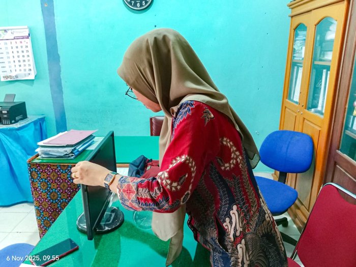 Jaga Kinerja Optimal, Staf MTsN 1 Bungo Rutin Lakukan Perawatan Sarana Administrasi dan Elektronik Kantor