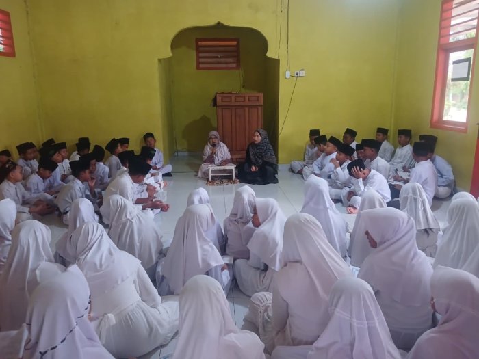 Di Pagi yang Mendung, MIN 3 Tebo Laksanakan Pembiasaan Membaca Yasin di Mushola