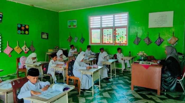 Ibu Rahmawati,S.Pd.I menunjukkan komitmennya dalam menciptakan lingkungan belajar yang nyaman dan kondusif