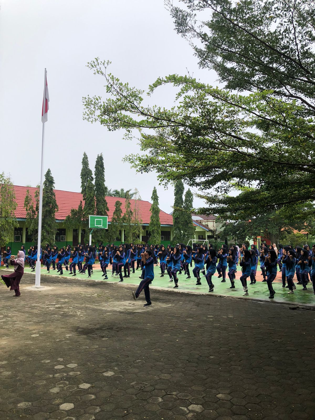 SENAM PAGI, AKTIFITAS FISIK UNTUK MENJAGA KEBUGARAN JASMANI SENAM PAGI, AKTIFITAS FISIK UNTUK MENJAGA KEBUGARAN JASMANI