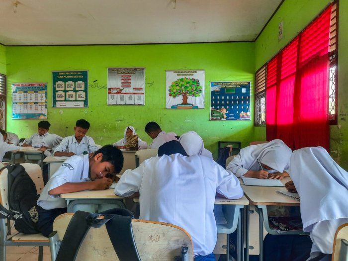 Siswa Kelas 7A Antusias Pelajari Teks Prosedur Melalui Diskusi Kelompok Siswa Kelas 7A Antusias Pelajari Teks Prosedur Melalui Diskusi Kelompok