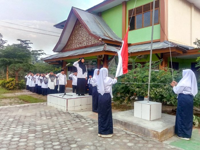 MTsN 1 Bungo Gelar Upacara Bendera, Peserta Didik Diingatkan Pentingnya Belajar dan Menjaga Kesehatan