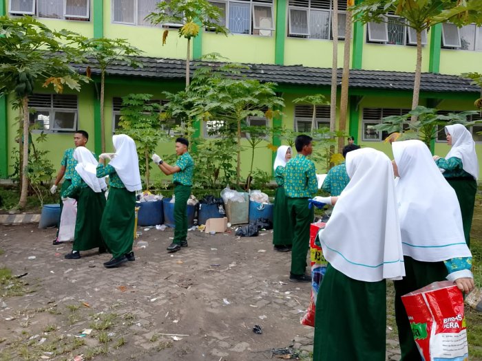 Pantau Sampah di Setiap Sudut Madrasah, Siswa MAN 2 Kota Jambi Jadi Detektif Lingkungan di Hari Ketiga P5RA! Pantau Sampah di Setiap Sudut Madrasah, Siswa MAN 2 Kota Jambi Jadi Detektif Lingkungan di Hari Ketiga P5RA!