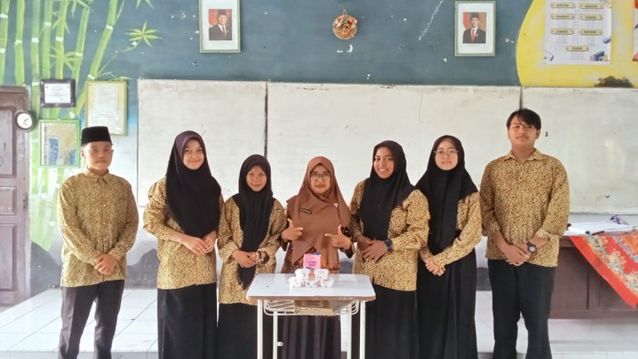 Siswa MAN 2 Tebo Praktik Kimia Lewat Pembuatan Es Putar