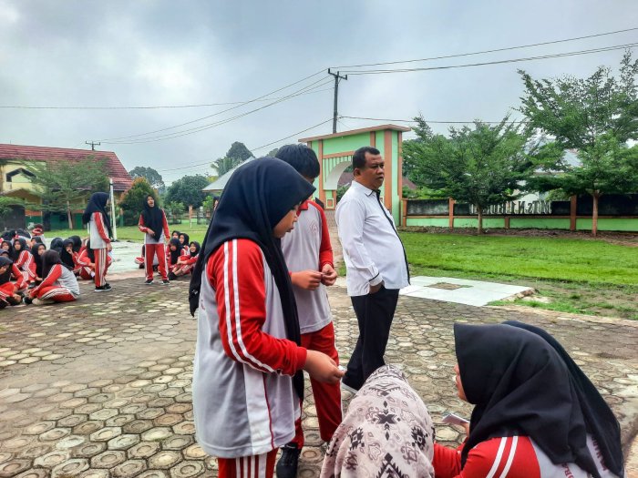 Kepala MTsN 1 Bungo Turun Langsung Pantau Classmeeting, Pastikan Kegiatan Berjalan Tertib dan Sportif Kepala MTsN 1 Bungo Turun Langsung Pantau Classmeeting, Pastikan Kegiatan Berjalan Tertib dan Sportif