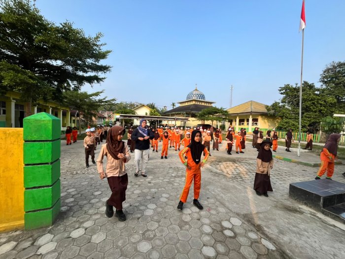 Jaga Kebugaran dan Kebersamaan, MIN 1 Muaro Jambi Melaksankan Senam Pramuka Sebelum KBM